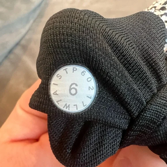 lululemon athletica rare hotty hot Shorts - Picture 3 of 3